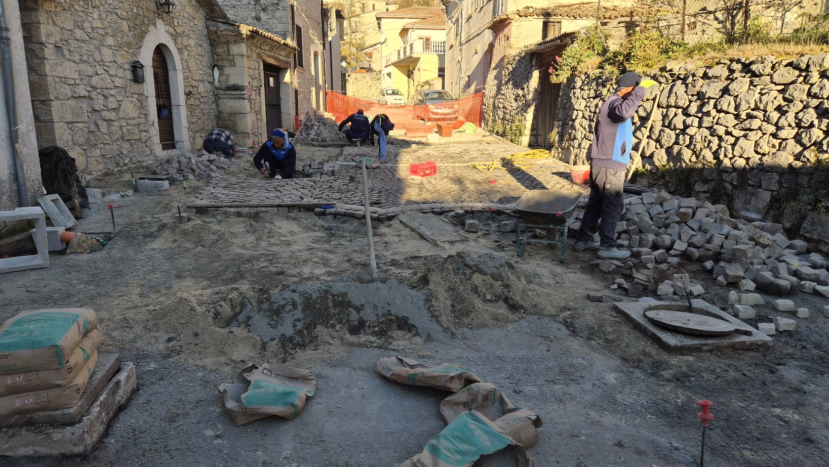 Rifacimento sottoservizi, tunnel tecnologico e pavimentazione strada - Montenero Val Cocchiara - PLM Group