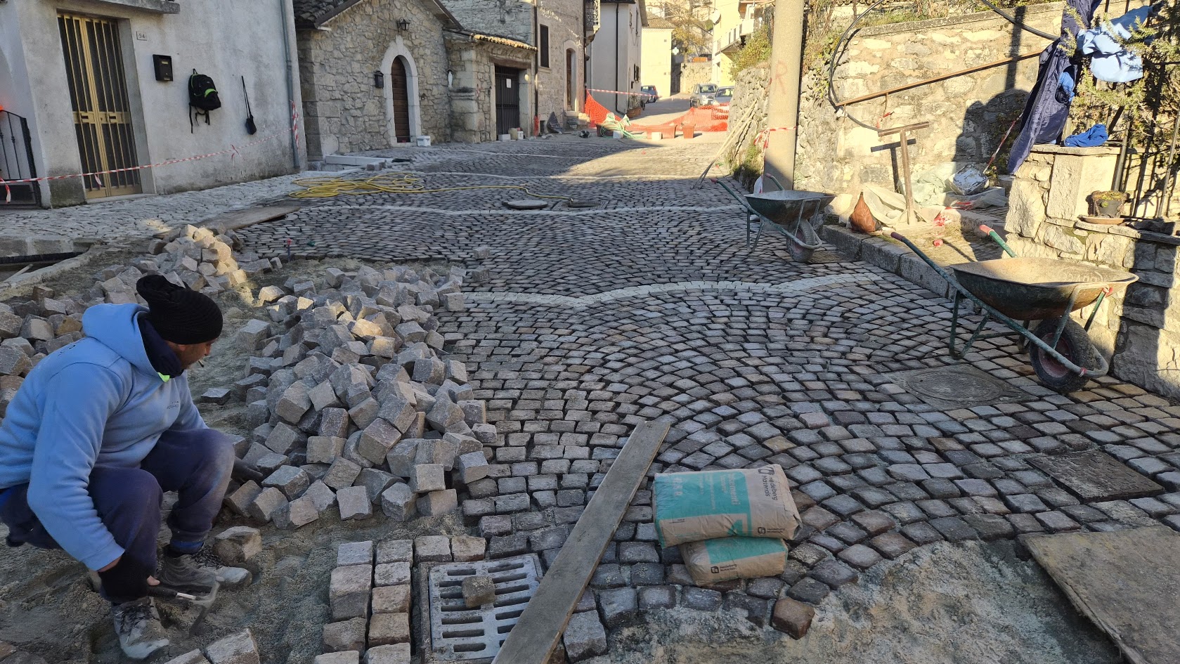 Rifacimento sottoservizi, tunnel tecnologico e pavimentazione strada - Montenero Val Cocchiara - PLM Group
