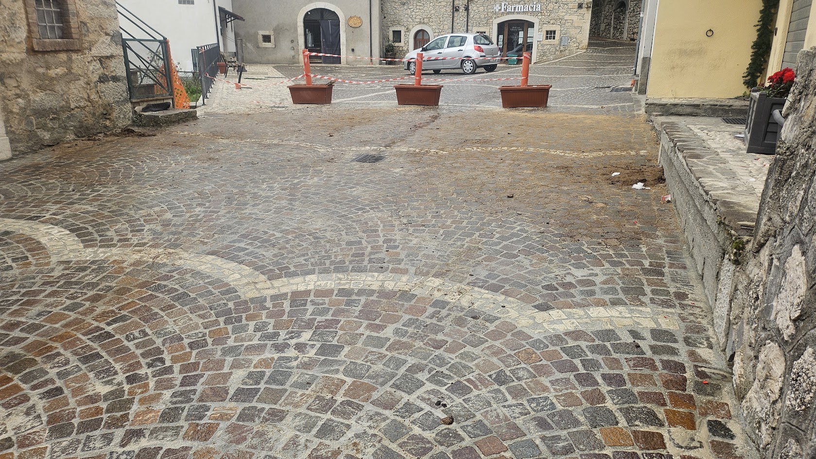 Rifacimento sottoservizi, tunnel tecnologico e pavimentazione strada - Montenero Val Cocchiara - PLM Group